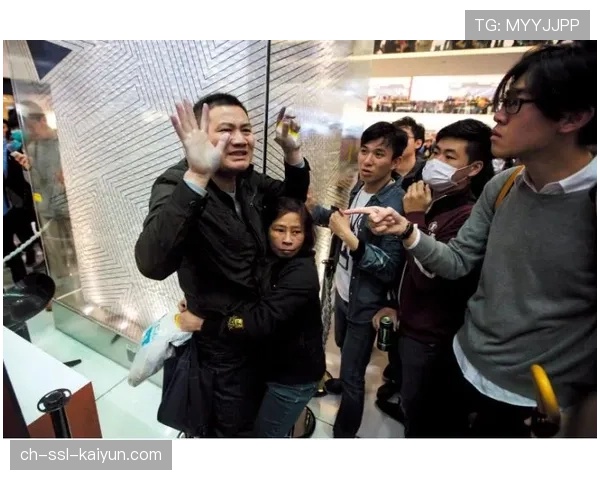 保加利亚男排联赛德比战因观众投掷杂物中断十分钟